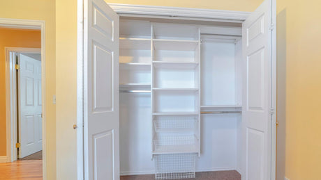 Amenajarea debaralei - idei practice, solutii eficiente si inspiratie pentru usi de debara in apartament la bloc sau casa