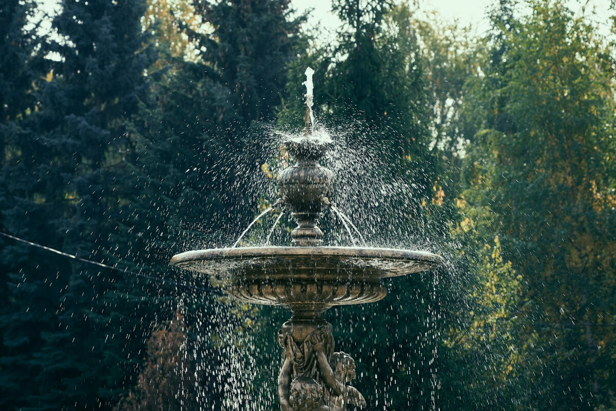 Amenajare fantana arteziana in curte – pasi esentiali si materiale necesare pentru constructie