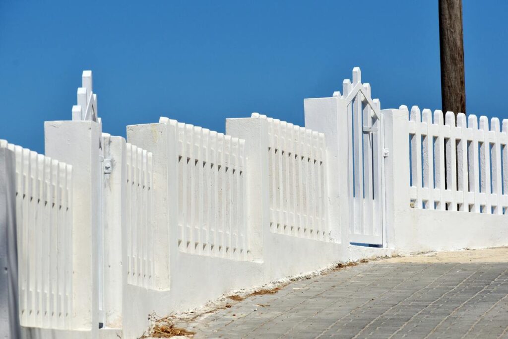 Constructia gardului - ce trebuie sa stii despre cum se construieste un gard