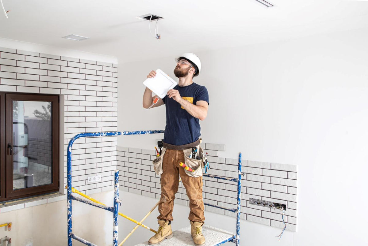Renovarea garsonierei – de la peretii decopertati la un spatiu primitor in doar cativa pasi